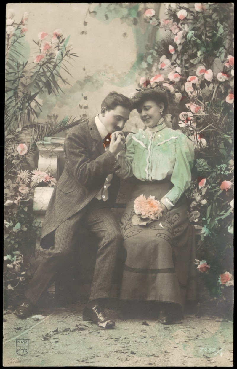 zoom: Image side vintage Postcard from 1909: Romantisches Paar im Blumengarten::