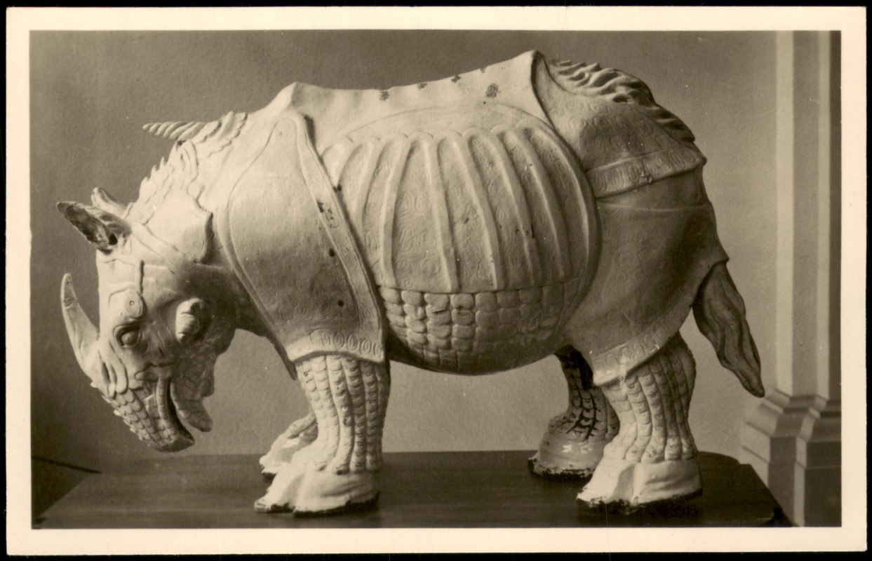 vergrößern: Bildseite historische Ansichtskarte von 1956: Meißner Porzellan-Nashorn von Johann Gottlieb Kirchner::