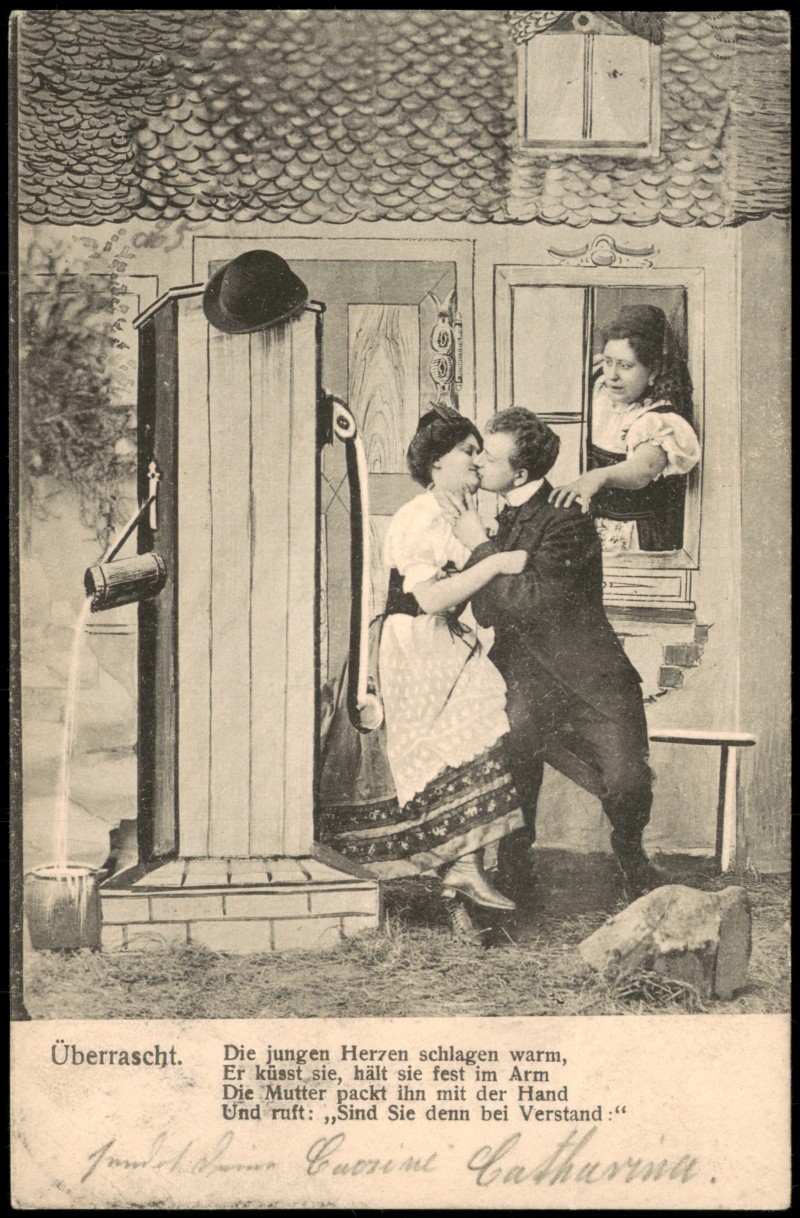 zoom: Image side vintage Postcard from 1904: Humoristische Szene: Liebespaar küssend am Brunnen von Mutter überrascht::