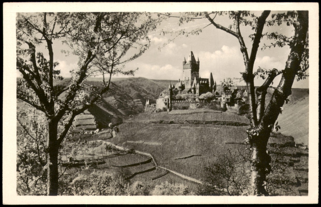 zoom: Image side vintage Postcard from 1935: Reichsburg Cochem mit Weinbergen:: Kochem