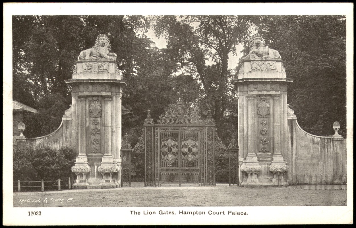 zoom: Image side vintage Postcard from 1910: The Lion Gates, Hampton Court Palace:: Molesey