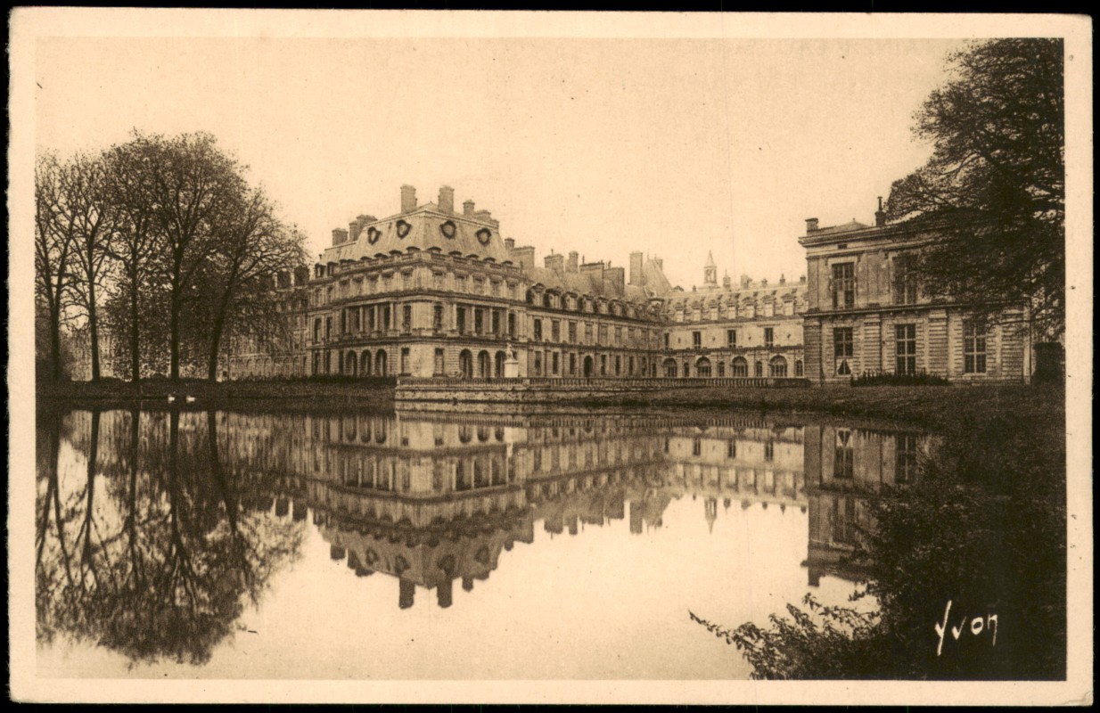 zoom: Image side vintage Postcard from 1930: Schloss Fontainebleau, Fassade am Étang des Carpes:: Fontainebleau