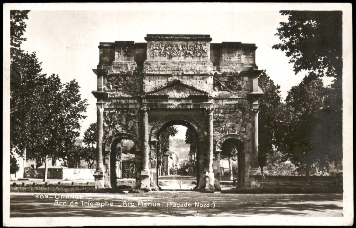zoom: Image side vintage Postcard from 1940: Arc de Triomphe (Arc Marius), Nordfassade:: Orange