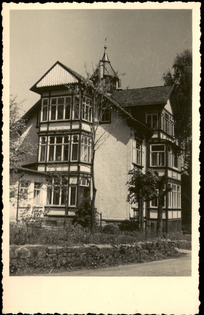 vergrößern: Bildseite historische Ansichtskarte von 1955: Mehrstöckige Fachwerkvilla mit Ecktürmchen:: Finsterbergen-Friedrichroda
