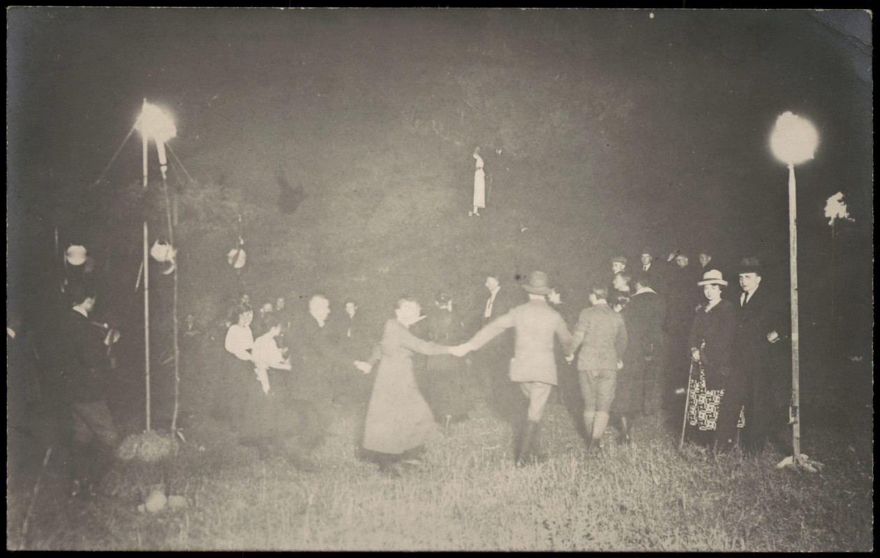 vergrößern: Bildseite historische Ansichtskarte von 1923: Nächtliche Sonnwendfeier in Siegburg::