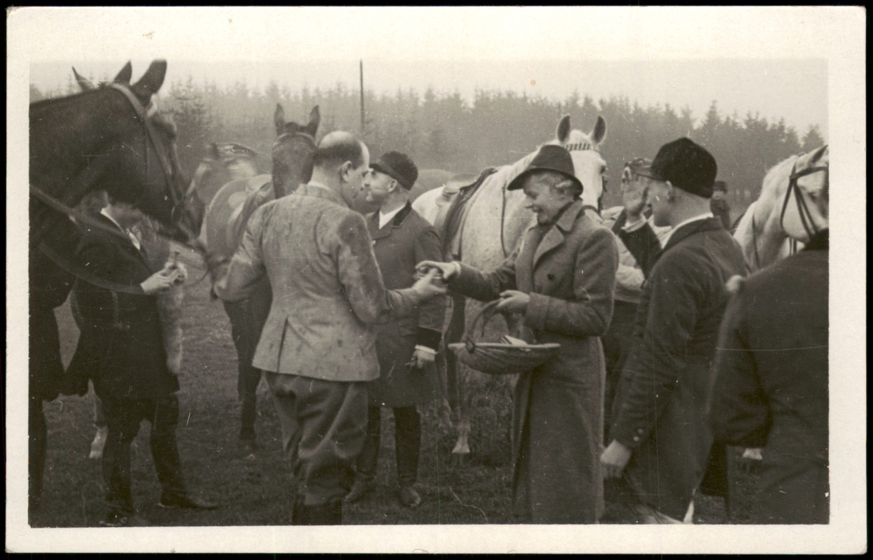 vergrößern: Bildseite historische Ansichtskarte von 1940: Jagdgesellschaft mit Pferden im Freien, Reitsport Soldat::