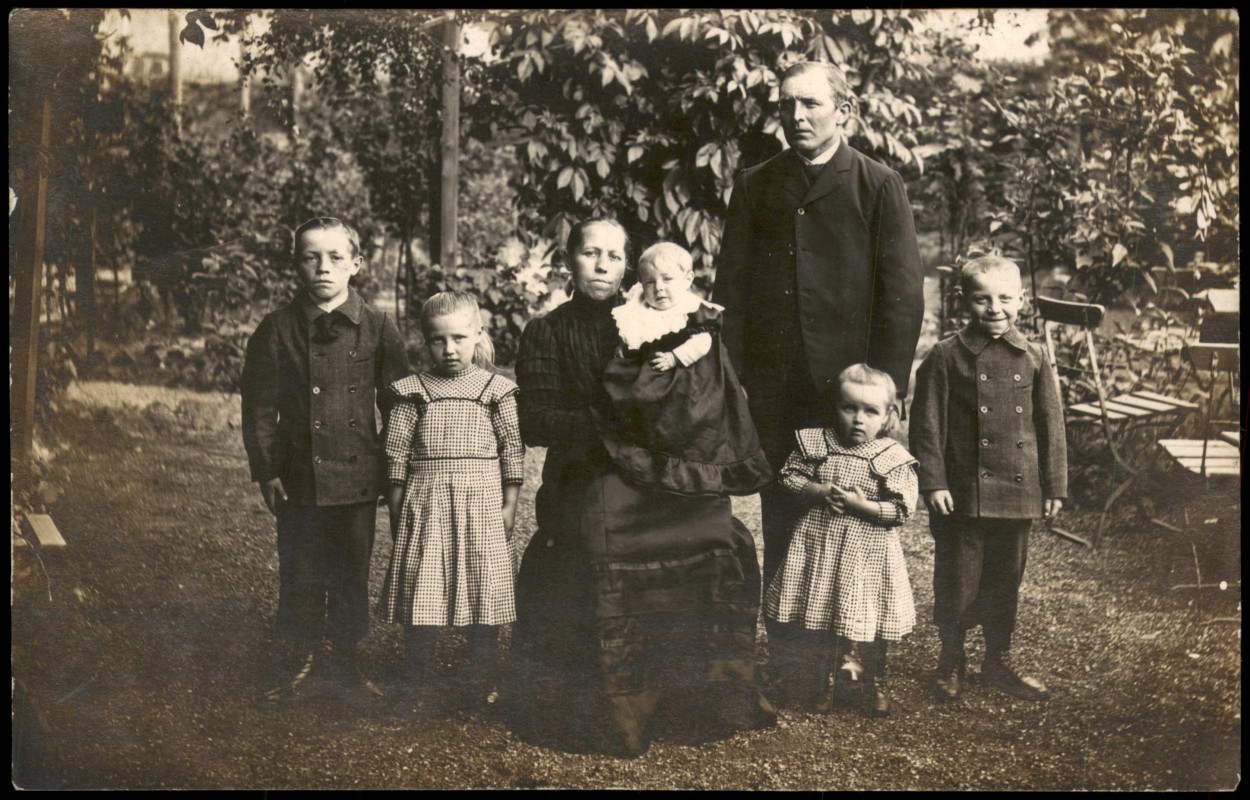 zoom: Image side vintage Postcard from 1910: Familienporträt im Garten::
