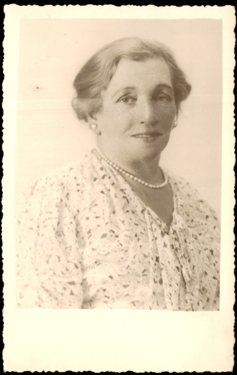 vergrößern: Bildseite historische Ansichtskarte von 1930: Porträt einer Frau Paula Grefs, Berlin::