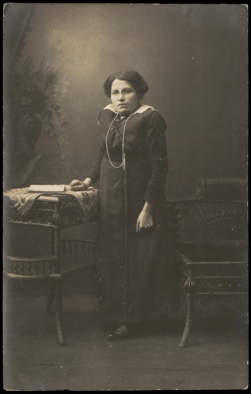 zoom: Image side vintage Postcard from 1915: Studio-Porträt einer Frau an einem Korbtisch und kurzem Hals::