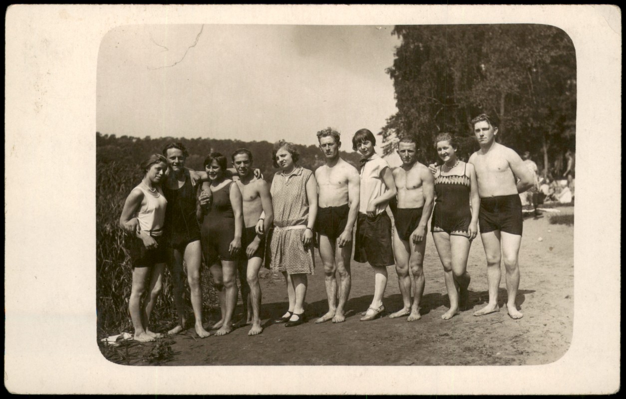 vergrößern: Bildseite historische Ansichtskarte von 1930: Gruppe in Bademode am Seeufer::