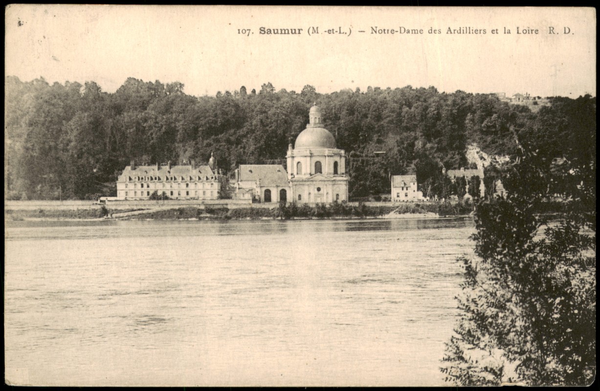 vergrößern: Bildseite historische Ansichtskarte von 1925: Kirche Notre-Dame des Ardilliers und die Loire:: Saumur