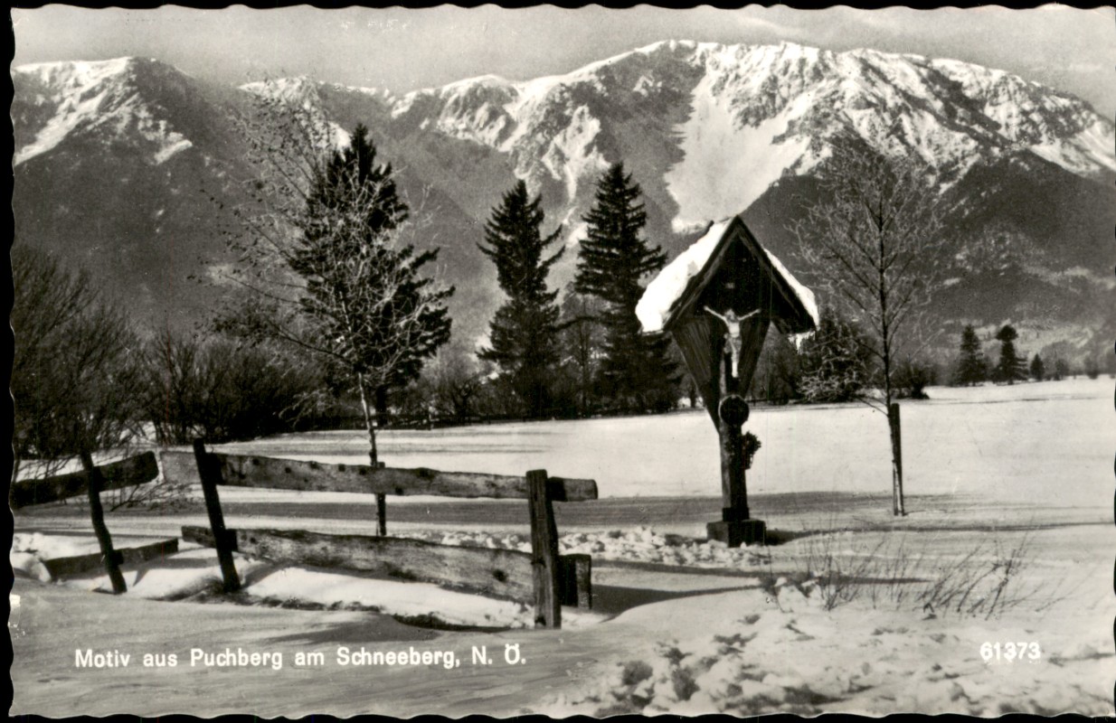 vergrößern: Bildseite historische Ansichtskarte von 1972: Winterlandschaft mit Wegkreuz und Bergen:: Puchberg am Schneeberg