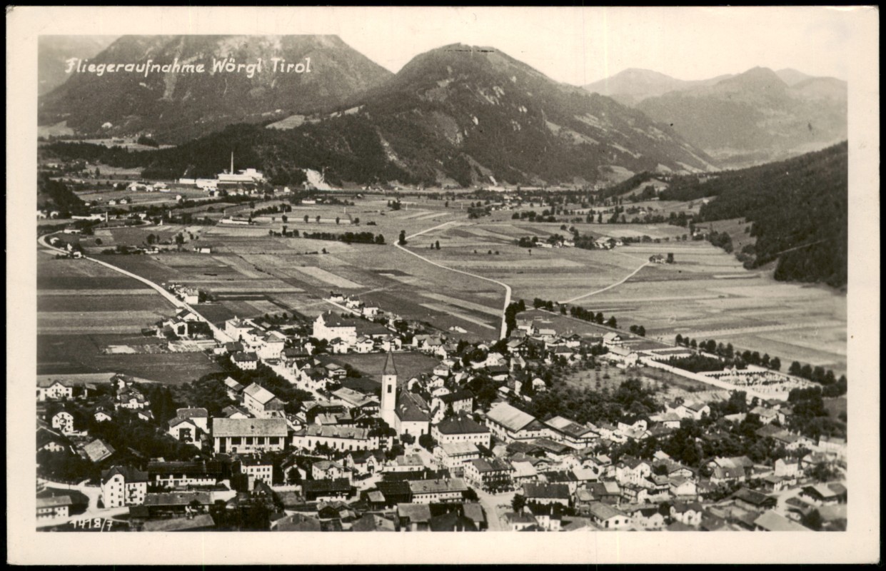 vergrößern: Bildseite historische Ansichtskarte von 1942: Fliegeraufnahme mit Ortsansicht und Bergen:: Wörgl