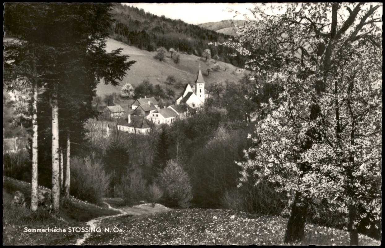 zoom: Image side vintage Postcard from 1959: Ortsansicht mit Kirche in hügeliger Landschaft:: Stössing