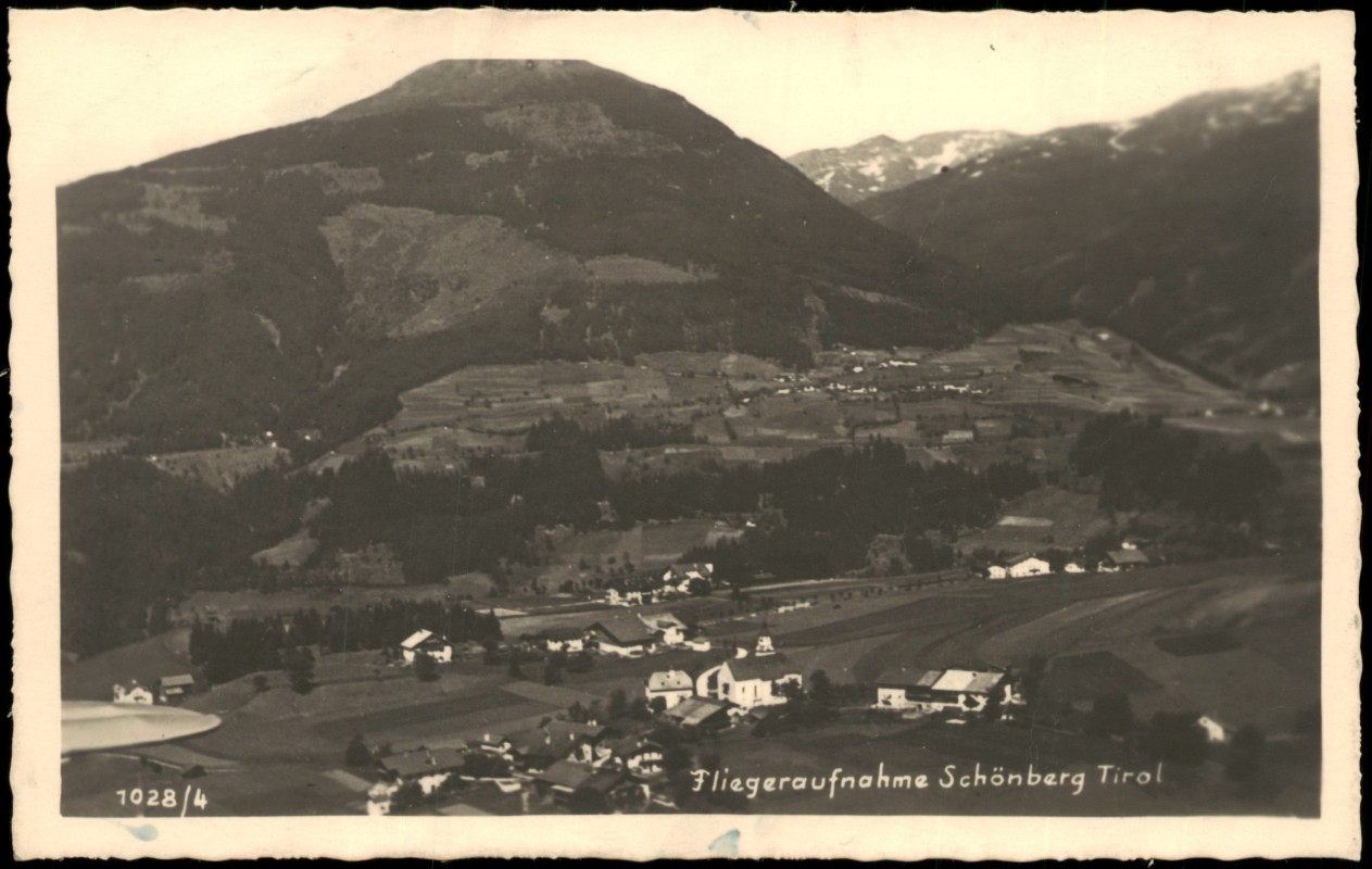 zoom: Image side vintage Postcard from 1937: Luftbild der Ortschaft aus der Vogelperspektive:: Schönberg im Stubaital