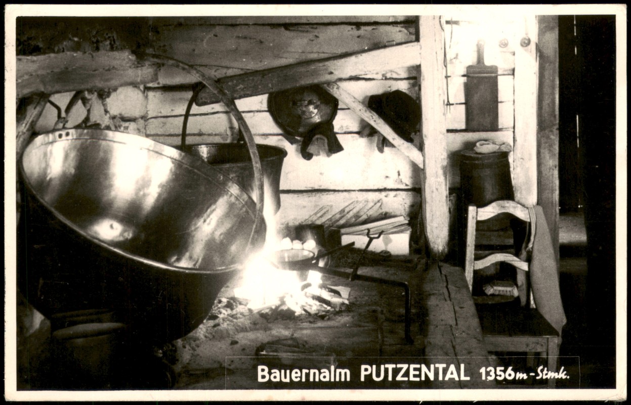 vergrößern: Bildseite historische Ansichtskarte von 1960: Innenansicht der Putzentalalm, Kleinsölk:: Kleinsölk Steiermark