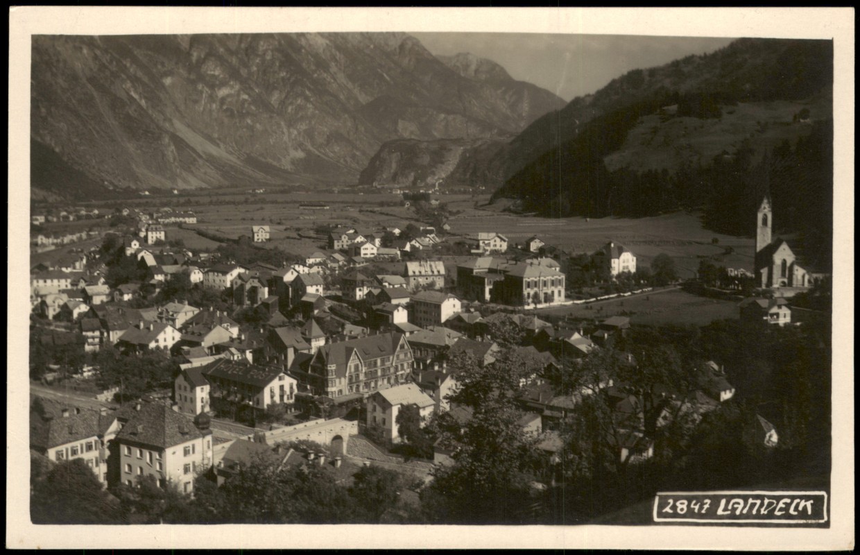 vergrößern: Bildseite historische Ansichtskarte von 1935: Ortsansicht mit Stadtpfarrkirche und Bergen:: Landeck (Tirol)