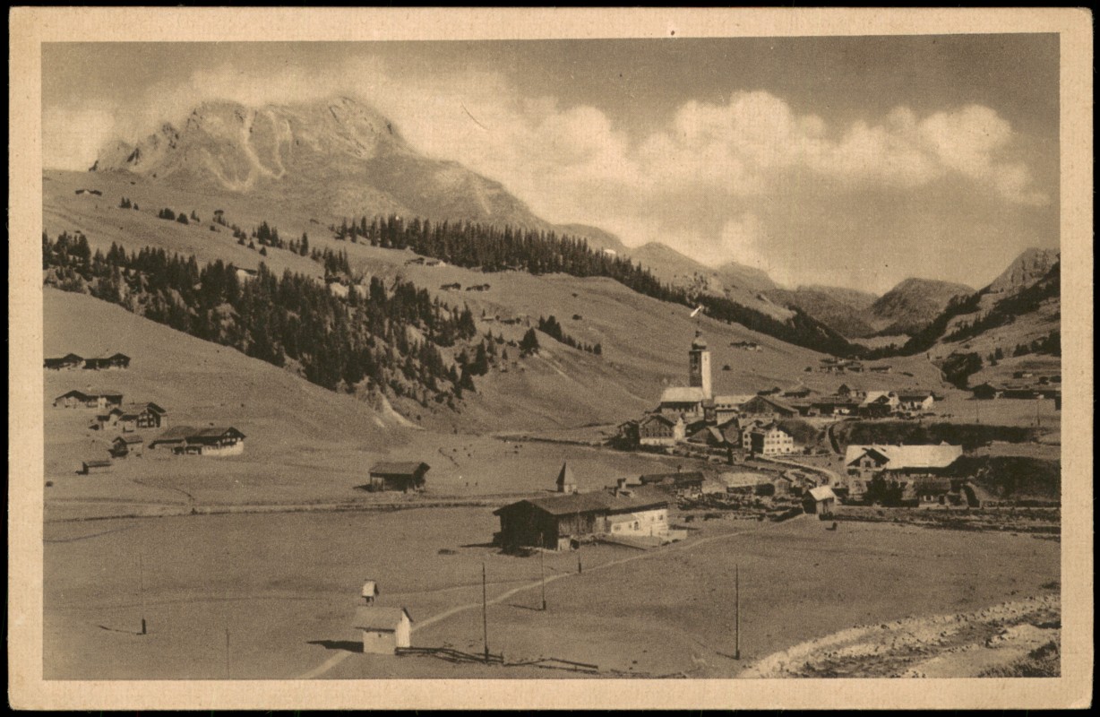zoom: Image side vintage Postcard from 1930: Ortsansicht mit Bergen und Kirche:: Lech
