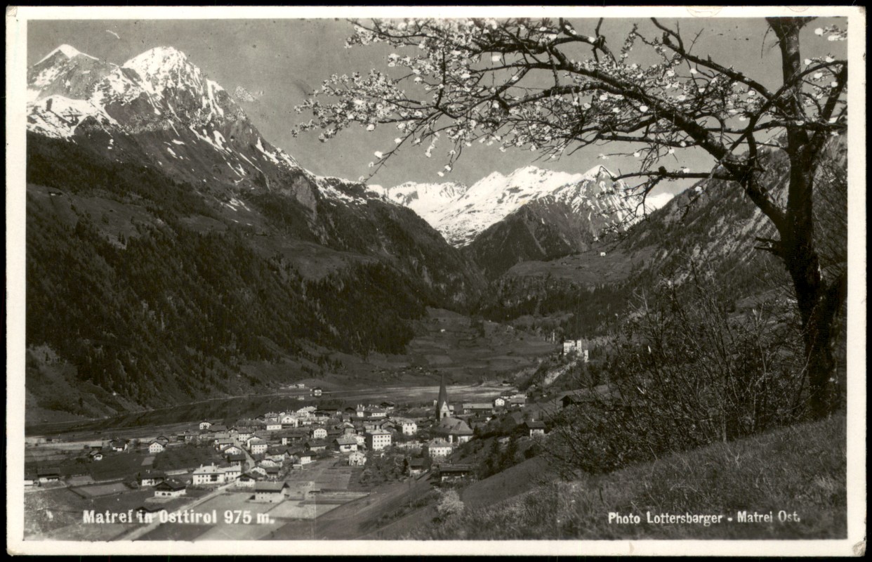 vergrößern: Bildseite historische Ansichtskarte von 1962: Panoramablick auf den Ort im Tal mit Bergen:: Matrei in Osttirol