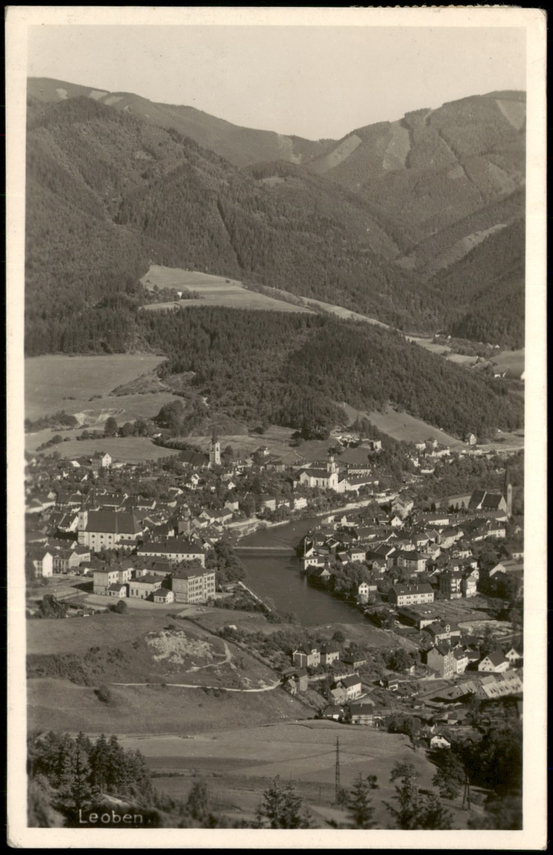 vergrößern: Bildseite historische Ansichtskarte von 1950: Gesamtansicht von Leoben:: Leoben