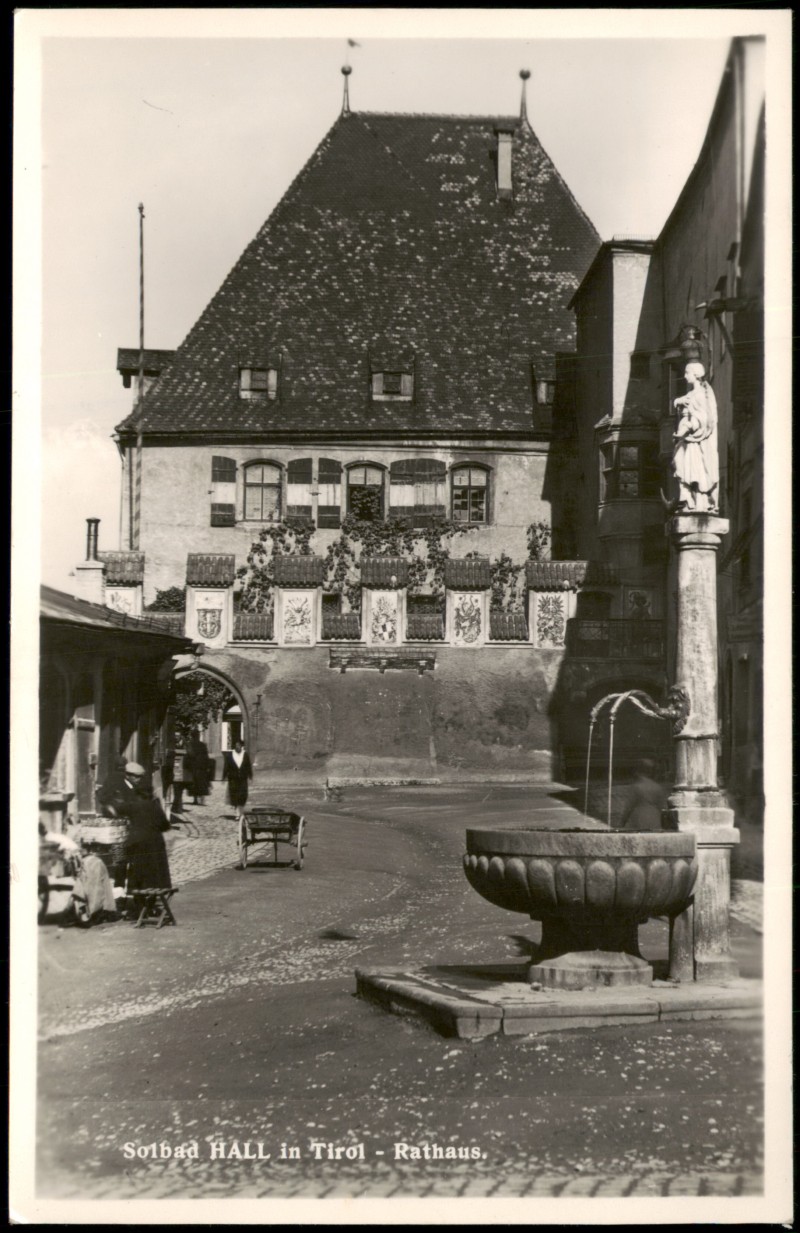 vergrößern: Bildseite historische Ansichtskarte von 1940: Rathaus mit Brunnen:: Hall in Tirol