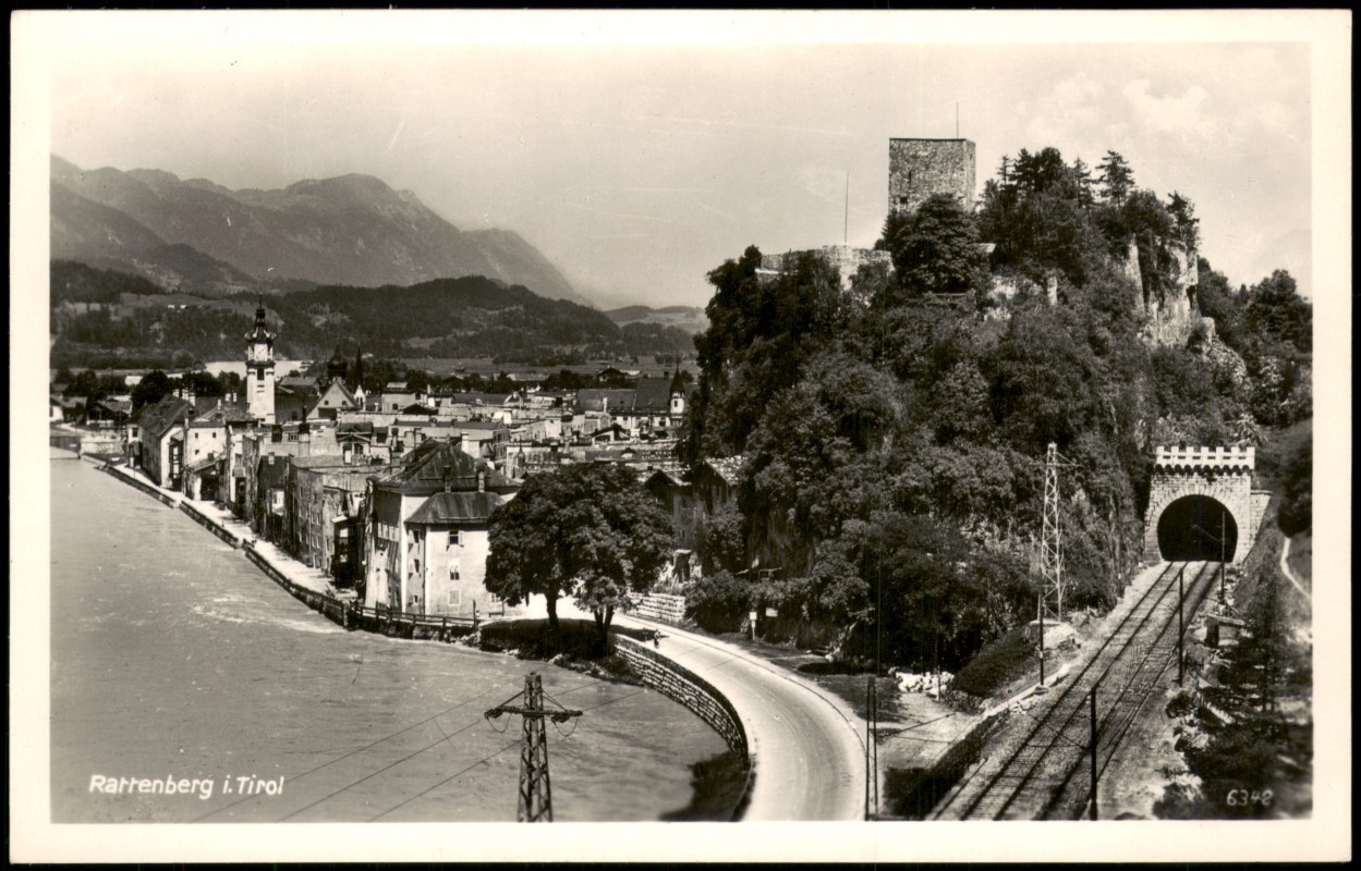 vergrößern: Bildseite historische Ansichtskarte von 1940: Umland-Ansicht, Blick auf Eisenbahn-Tunnel:: Rattenberg Tirol