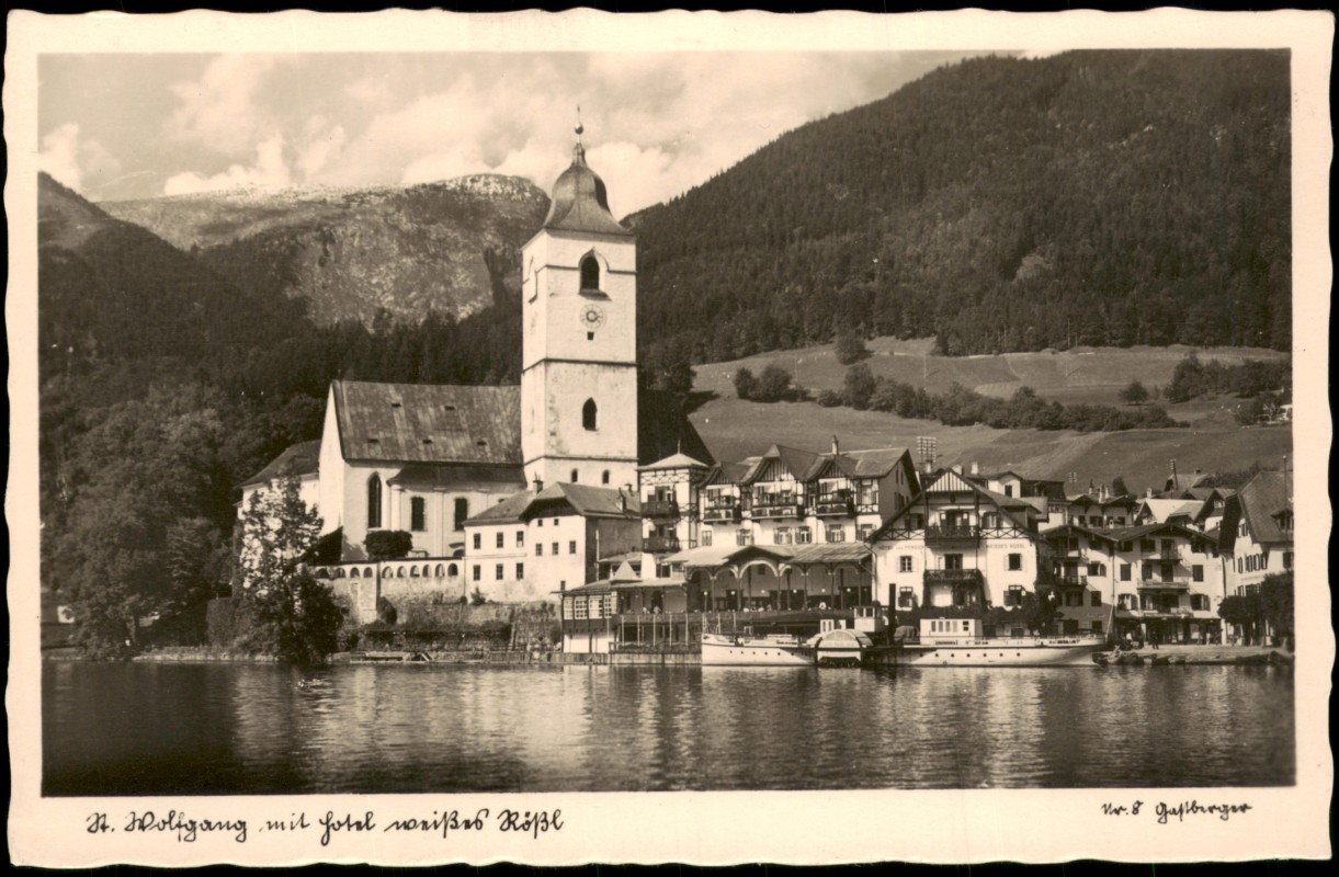 vergrößern: Bildseite historische Ansichtskarte von 1950: Blick vom See auf die Kirche und das Hotel Weißes Rössl:: St. Wolfgang im Salzkammergut