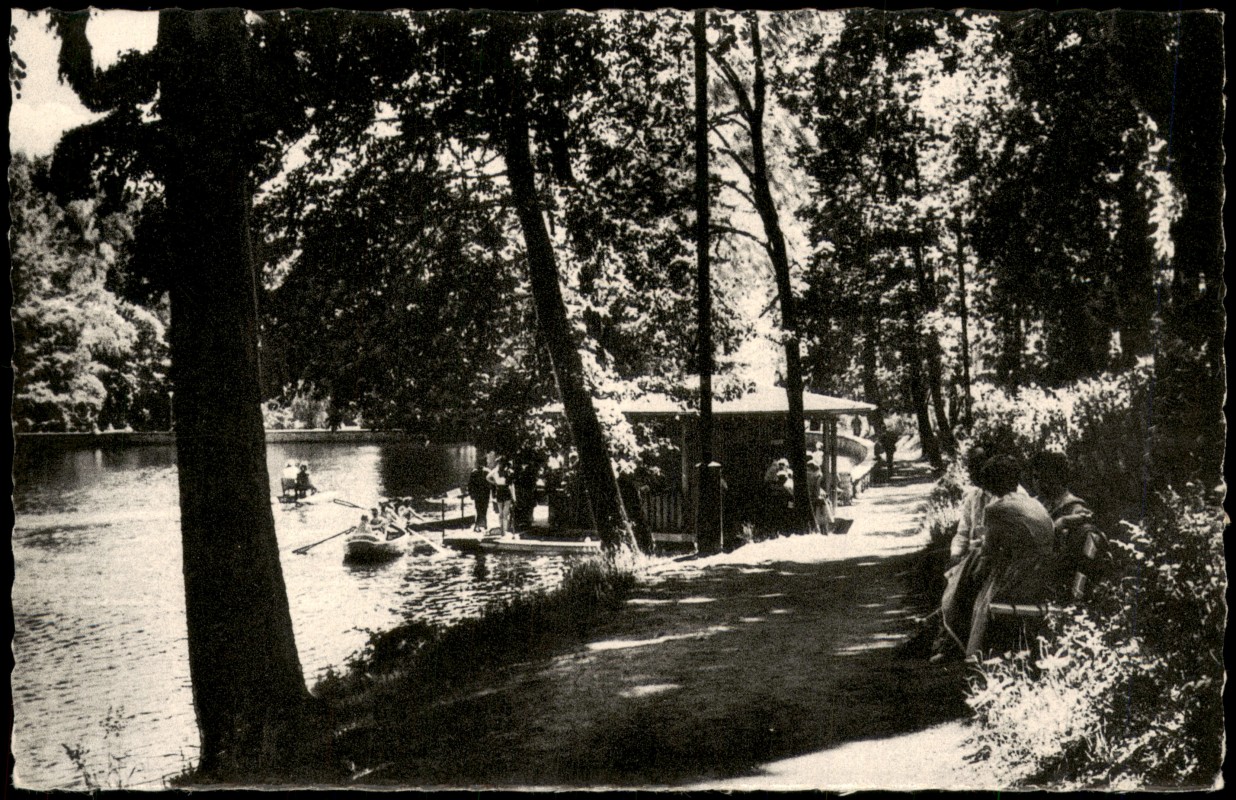 vergrößern: Bildseite historische Ansichtskarte von 1955: Schmelzteich mit Bootsbetrieb und Spaziergängern:: Bad Sachsa