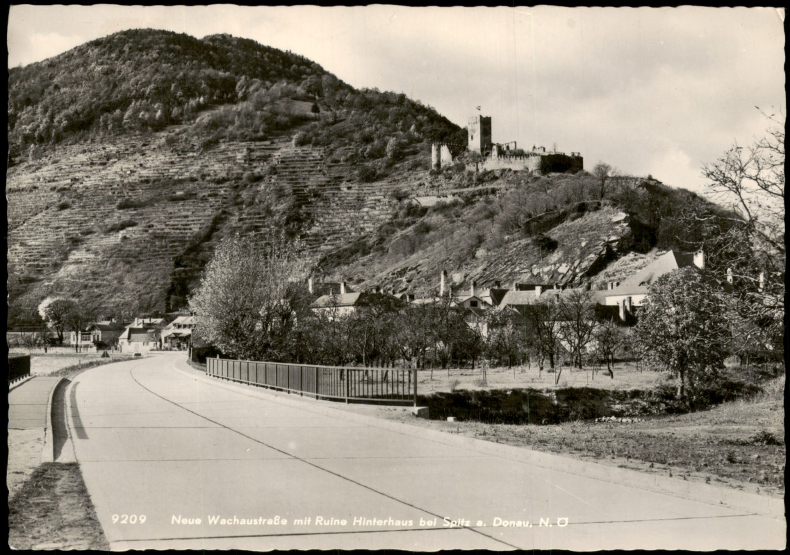 zoom: Image side vintage Postcard from 1961: Neue Wachaustraße mit Ruine Hinterhaus:: Spitz