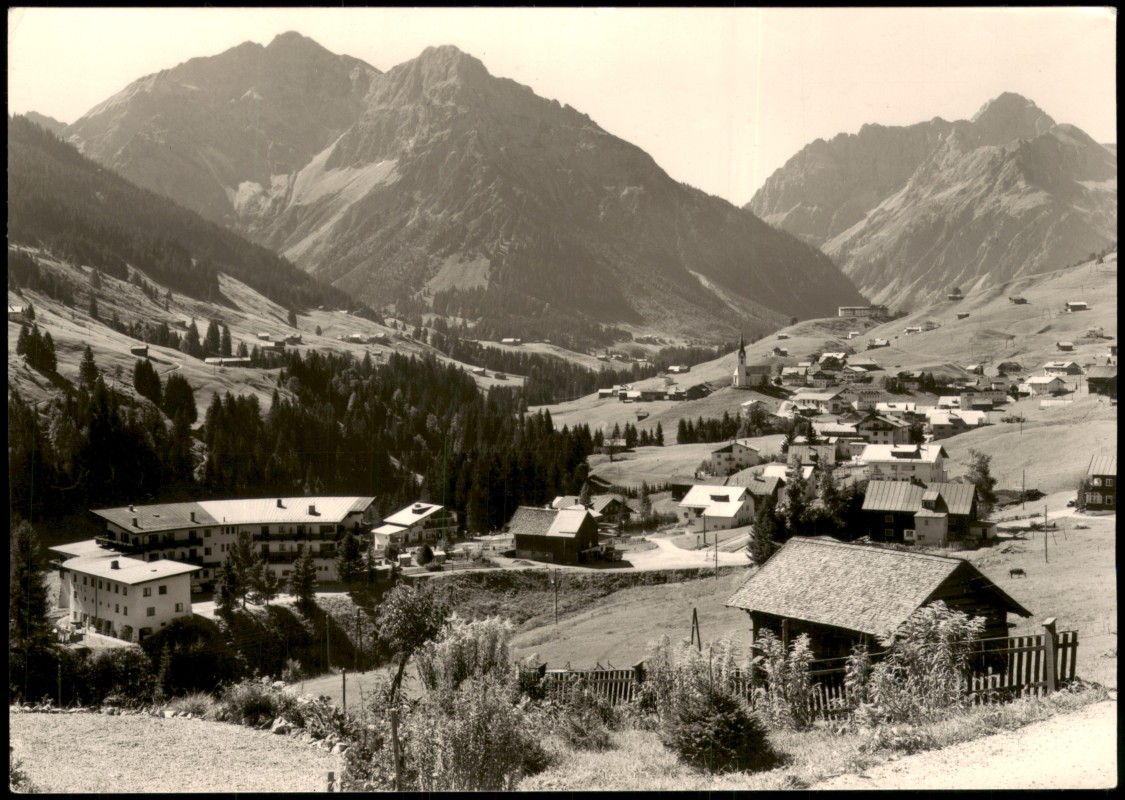zoom: Image side vintage Postcard from 1966: Panorama-Ansicht von Riezlern im Kleinwalsertal mit Bergen Elfer, Zwölfer und Widderstein:: Riezlern-Mittelberg