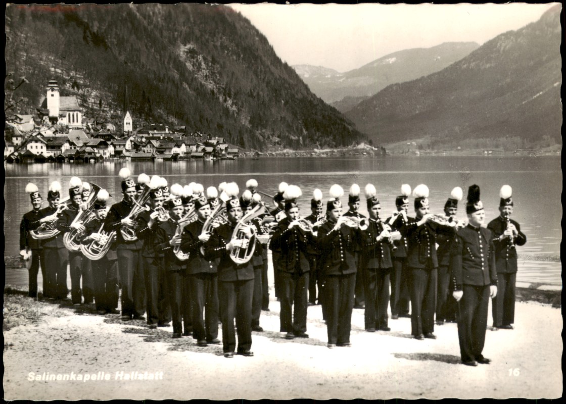 vergrößern: Bildseite historische Ansichtskarte von 1955: Salinenkapelle in Bergmannsuniform:: Hallstatt