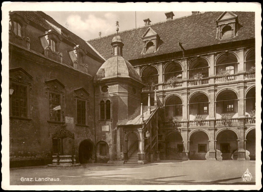 zoom: Image side vintage Postcard from 1941: Landhaus mit Arkadenhof und Brunnen:: Graz