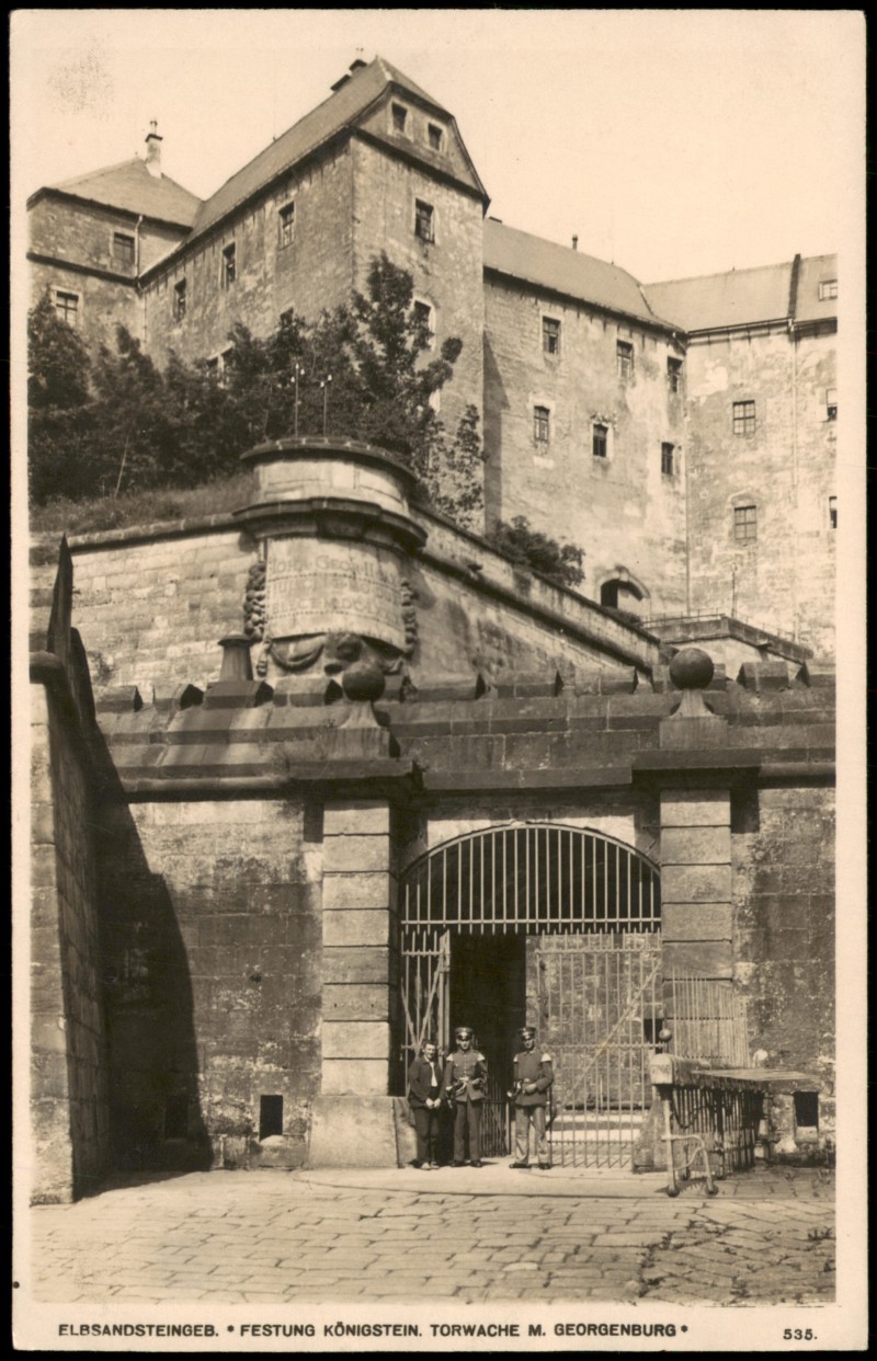 zoom: Image side vintage Postcard from 1910: ELBSANDSTEINGEB. FESTUNG KÖNIGSTEIN TORWACHE M. GEORGENBURG:: Königstein (Sächsische Schweiz)