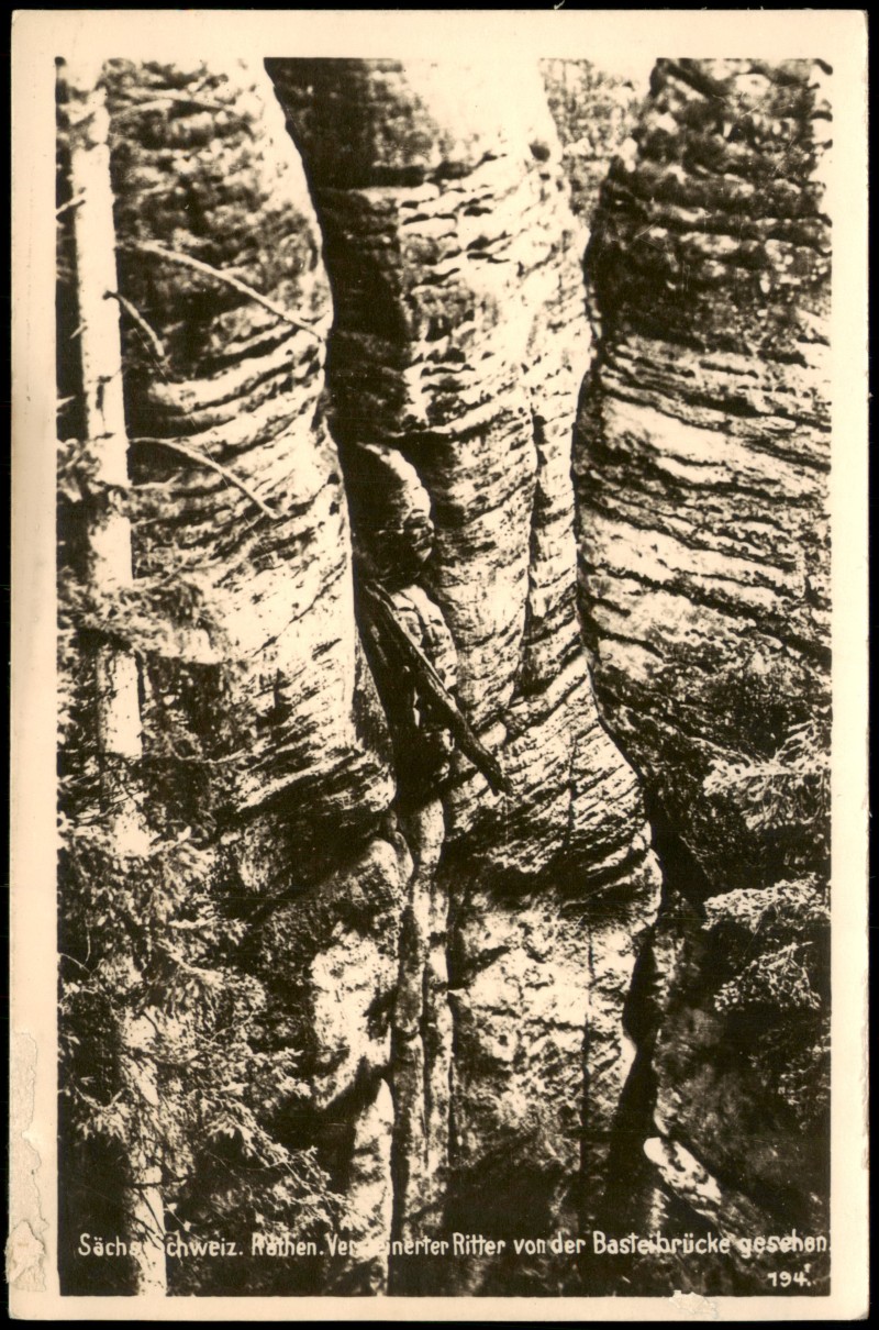 zoom: Image side vintage Postcard from 1930: Versteinerter Ritter von der Basteibrücke gesehen:: Rathen
