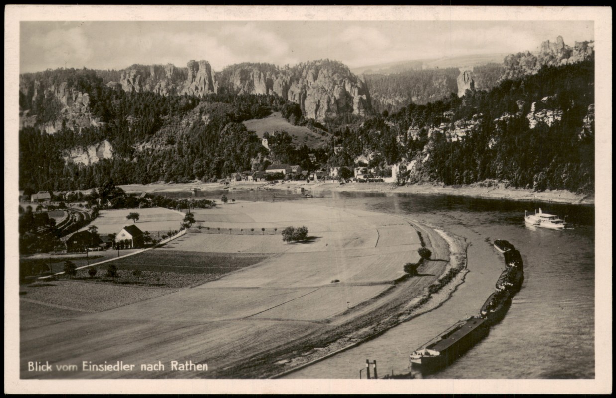 vergrößern: Bildseite historische Ansichtskarte von 1910: Blick vom Einsiedler nach Rathen über die Elbe - Bastei:: Rathen