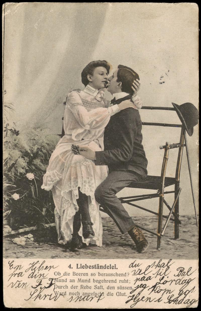 vergrößern: Bildseite historische Ansichtskarte von 1909: Liebe Liebespaar Love - Liebeständelei.Frau sitzt auf Mann::