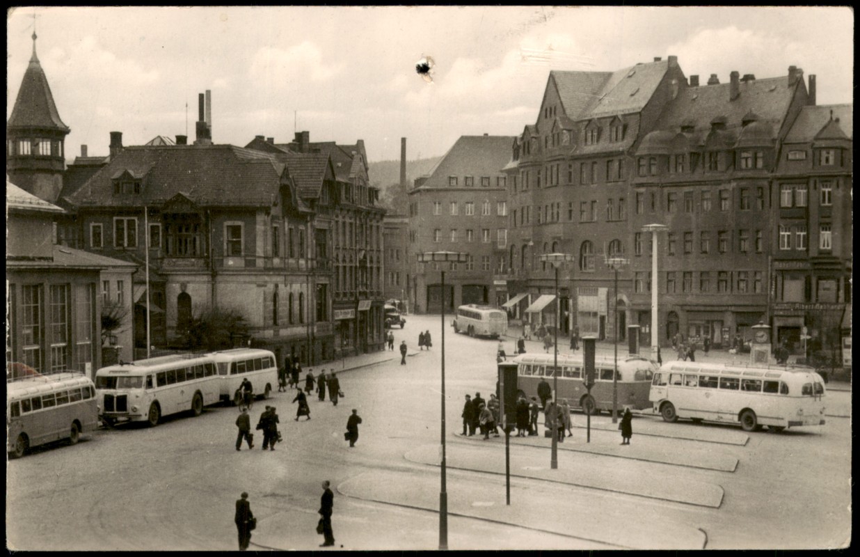 vergrößern: Bildseite historische Ansichtskarte von 1956: Ansicht Omnibusbahnhof - Generalissimus-Stalin-Platz in Aue, heutige Postplatz:: Aue (Erzgebirge)