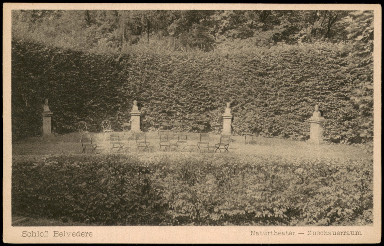 vergrößern: Bildseite historische Ansichtskarte von 1930: Schloss Belvedere - Naturtheater, Zuschauerraum:: Weimar
