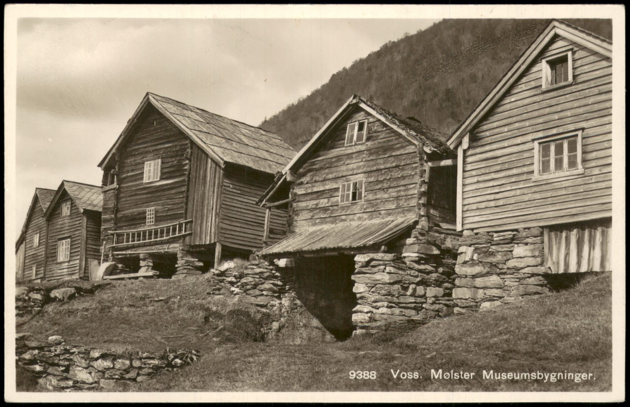vergrößern: Bildseite historische Ansichtskarte von 1935: Voss. Molster Museumsbygninger:: Voss (Norwegen)
