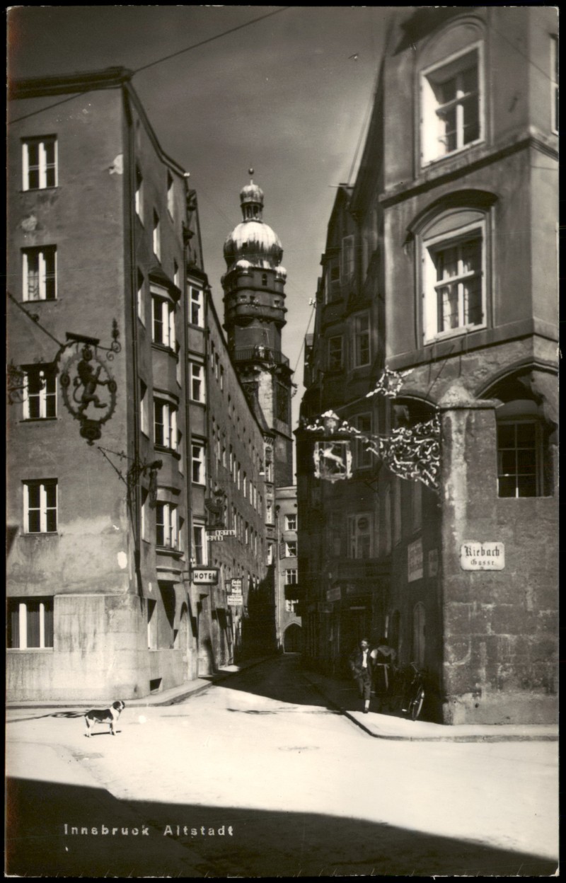 vergrößern: Bildseite historische Ansichtskarte von 1950: Straßen Partie in der Altstadt, Hund, Riebach Gasse, Hotel:: Innsbruck