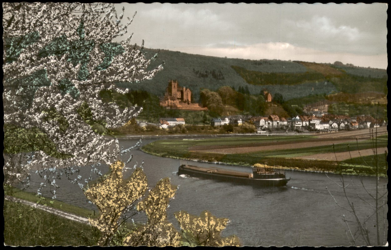 vergrößern: Bildseite historische Ansichtskarte von 1957: Panorama-Ansicht mit Frachtschiff auf dem Neckar:: Neckarsteinach