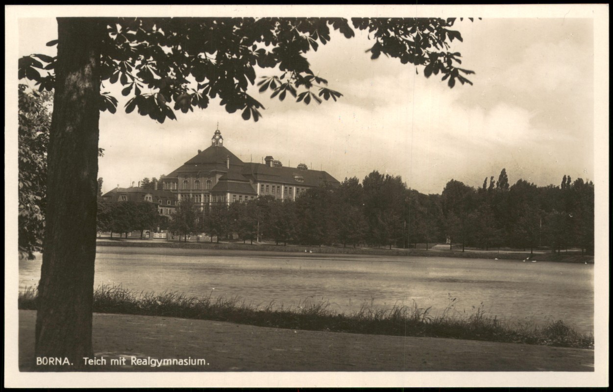 vergrößern: Bildseite historische Ansichtskarte von 1928: Teich mit Realgymnasium.:: Borna