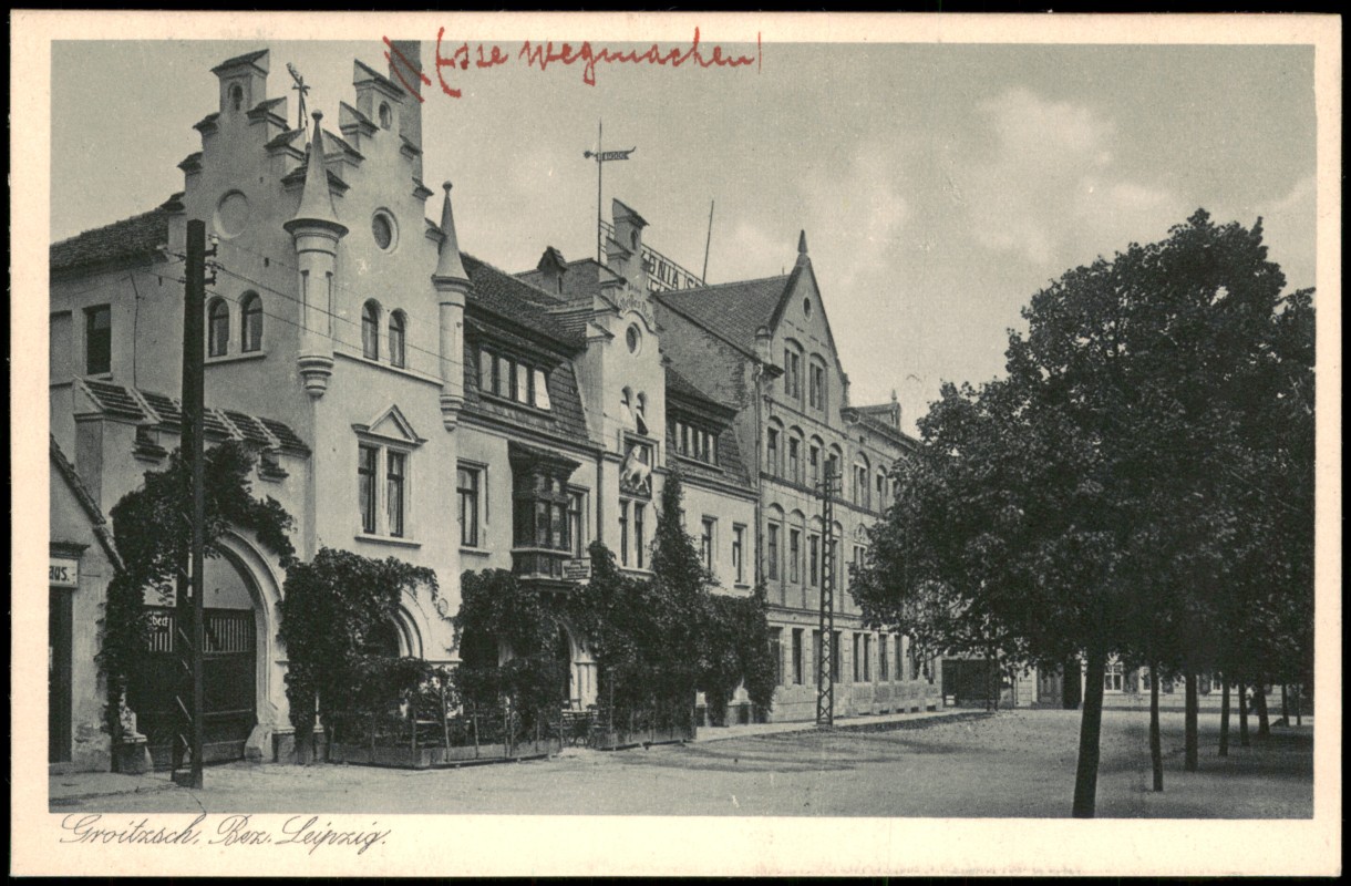 vergrößern: Bildseite historische Ansichtskarte von 1928: Straßenpartie mit Stadthaus:: Groitzsch