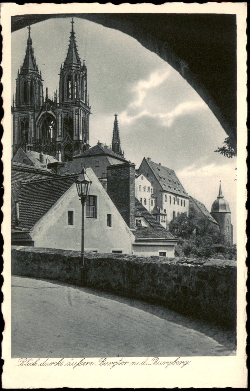zoom: Image side vintage Postcard from 1928: Blick durchs auf unsere Burgtor m. d. Burgberg.:: Meissen