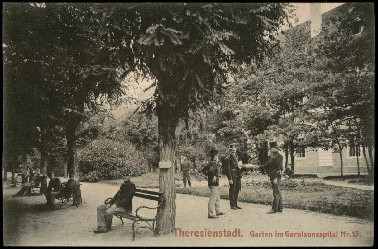 zoom: Image side vintage Postcard from 1912: Garten im Garnisonsspital Nr. 13. Soldaten:: Terezin