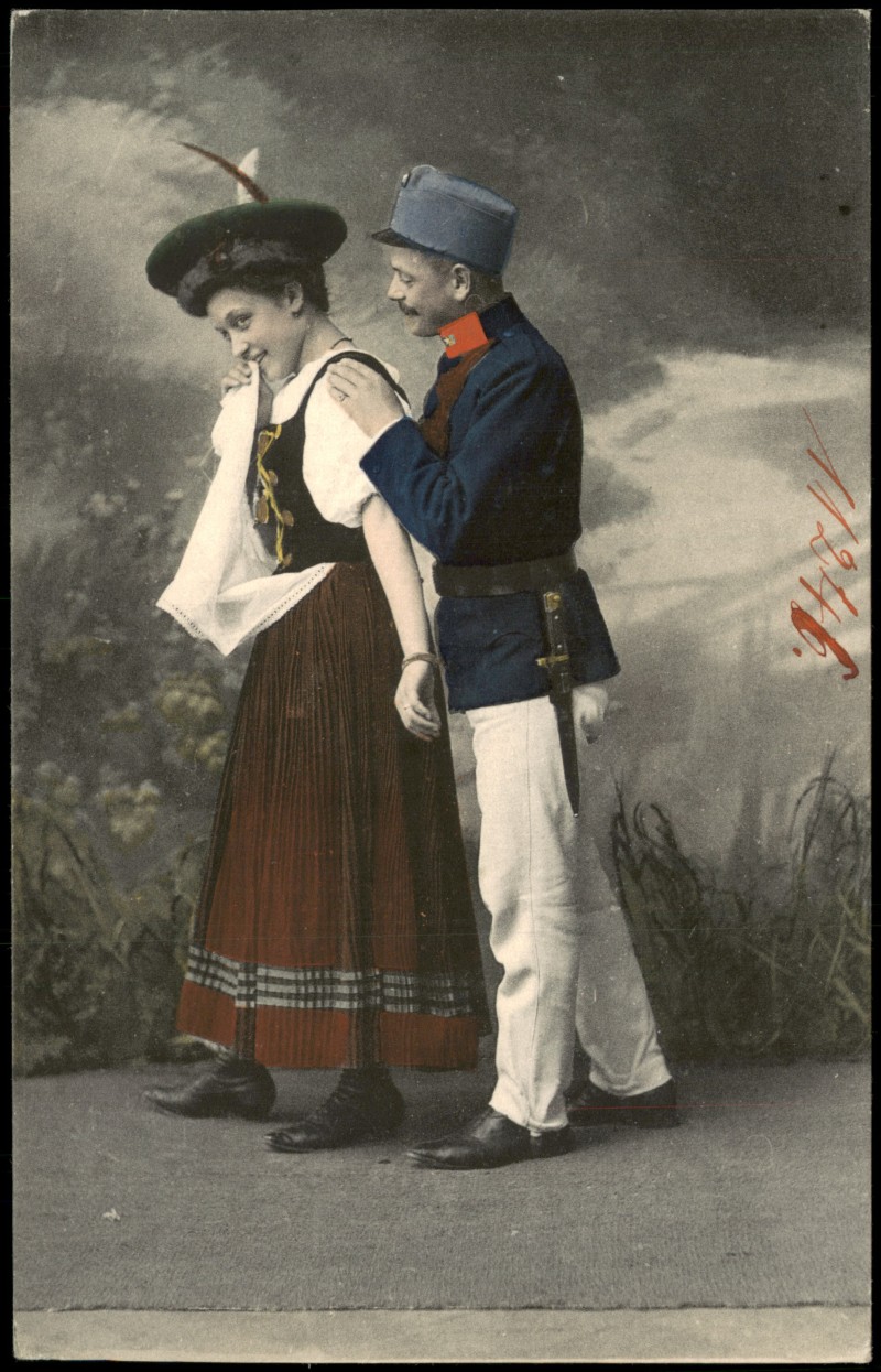 vergrößern: Bildseite historische Ansichtskarte von 1912: Liebe Liebespaar Love Soldat umarmt schüchterne Frau von hinten::