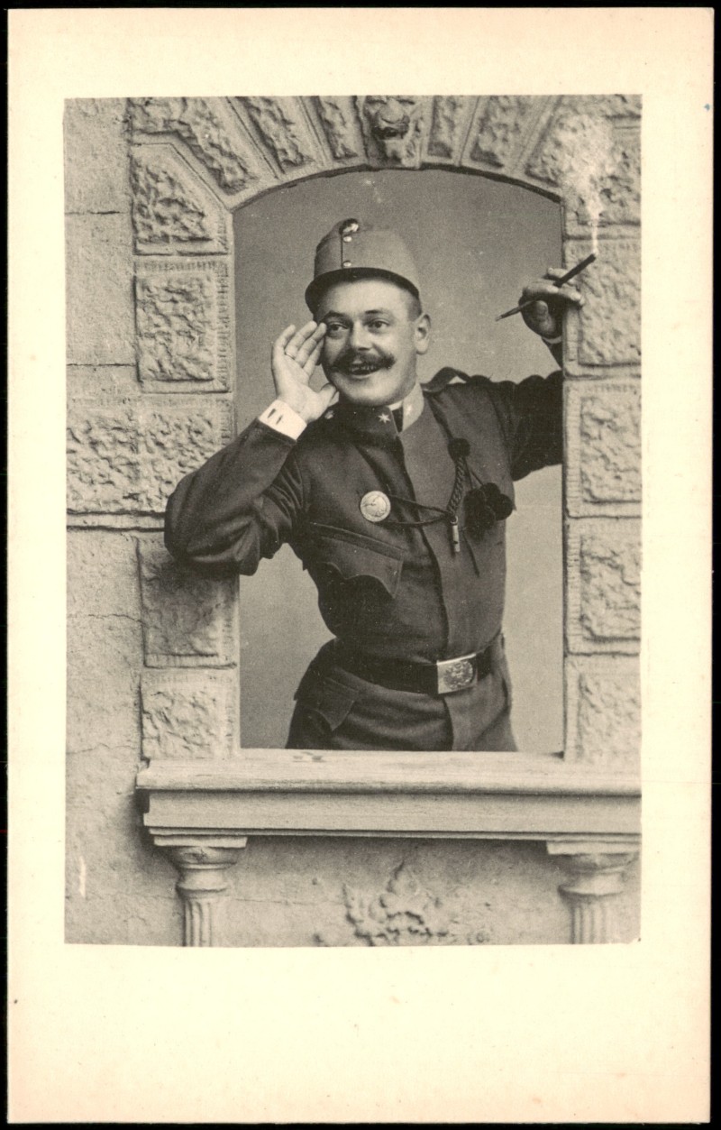 zoom: Image side vintage Postcard from 1914: Künstlerkarte - Militär Soldat KuK ruft aus Fenster::