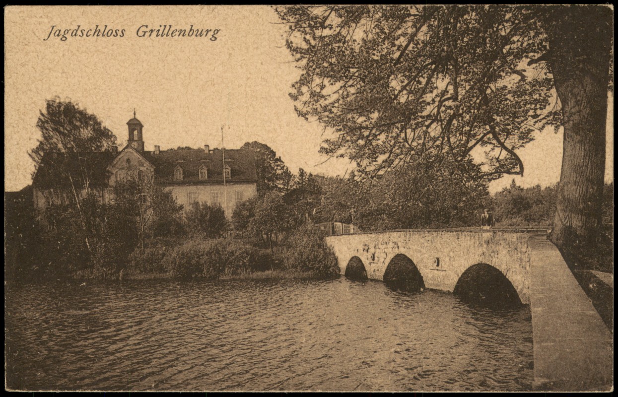 zoom: Image side vintage Postcard from 1912: Jagdschloss mit Steinbrücke und Teich:: Grillenburg-Tharandt