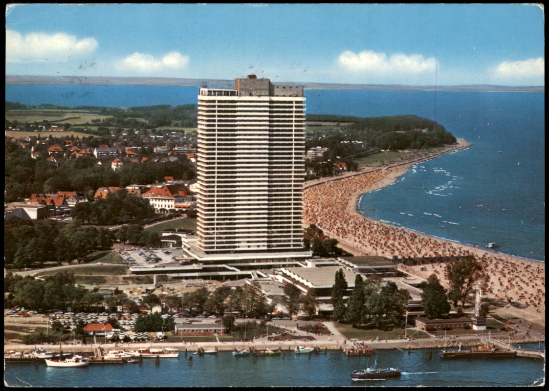 vergrößern: Bildseite historische Ansichtskarte von 1975: Luftbild Luftaufnahme Hotel Strand:: Travemünde-Lübeck