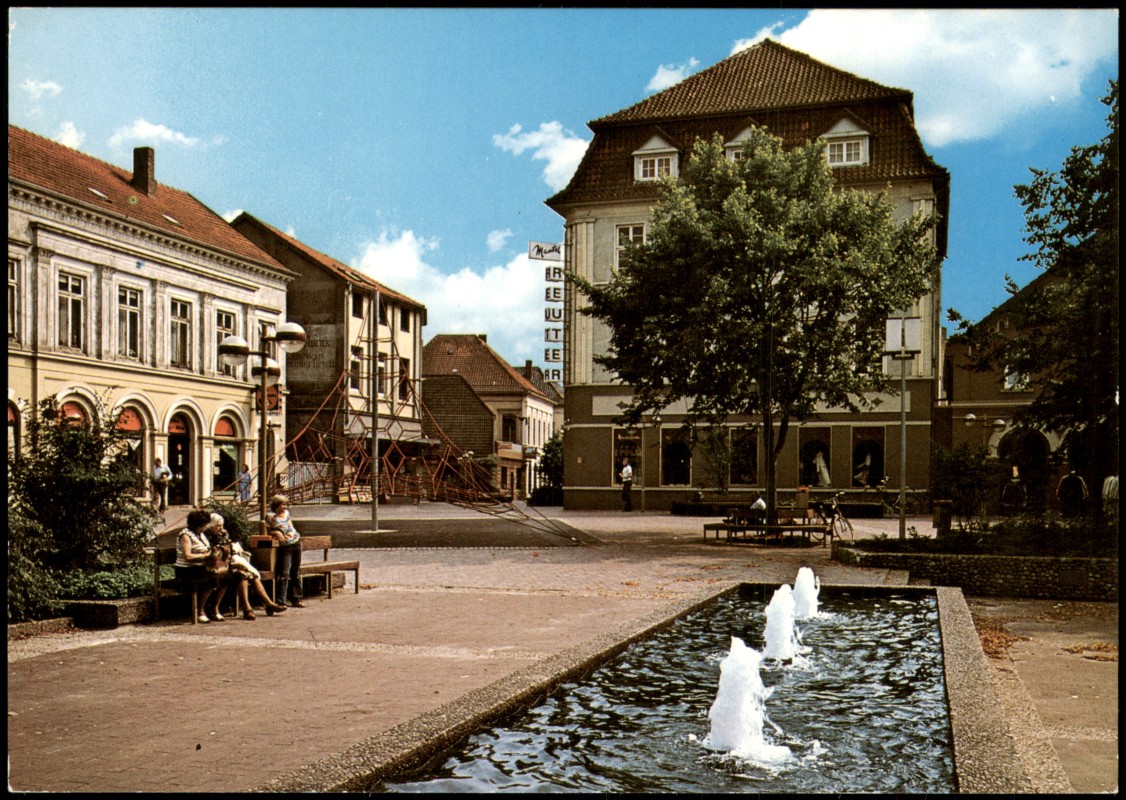 zoom: Image side vintage Postcard from 1984: Schloßplatz:: Varel